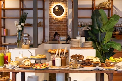 El abundante buffet de desayuno, colmado de productos artesanales.