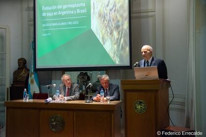 El académico Martín Oesterheld hizó la presentación del nuevo miembro de la institución