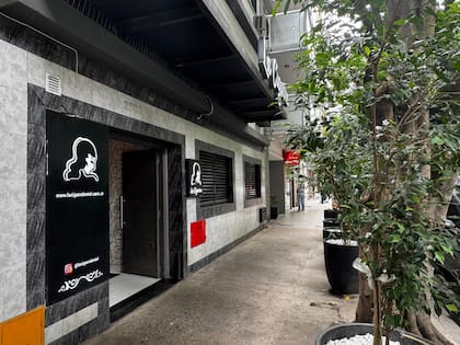 El acceso a La Cigarra, el hotel alojamiento que, a tono con los nuevos tiempos, puede recibir hasta cuatro personas por habitación