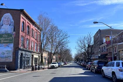 El acceso a la ciudad es relativamente sencillo debido a su proximidad con importantes carreteras y líneas ferroviarias que conectan con Trenton y Filadelfia (visitsouthjersey)