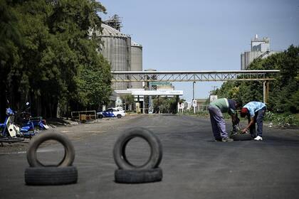 Hay 129 buques esperando cargar 4,5 millones de toneladas por más de US$1600 millones entre granos y subproductos. Para los exportadores el costo diario de no operar ronda los US$100 millones