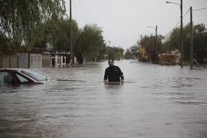 El acceso a Zárate está totalmente cortado por la inundación y en algunos sectores el agua alcanza los dos metros
