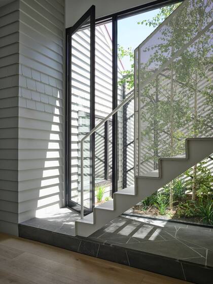 El acceso al departamento está en la entrada principal, tomando una escalera de acero perforado.