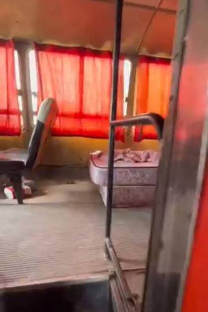 El acceso al dormitorio del chalet de Punta Indio, construido en el interior de un colectivo