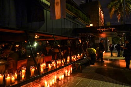 El acceso al restaurante de la Costanera fue iluminado suavemente con velas en fanales de vidrio