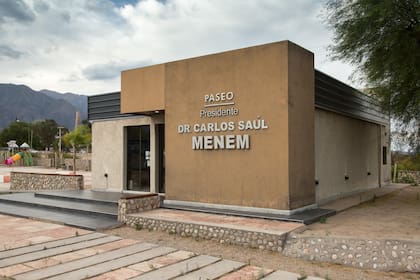 El acceso del Paseo Cultural que homenajea a Menem.