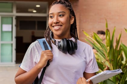 El acceso exige cumplir requisitos de ingresos, cursada a tiempo completo y avance académico sostenido dentro del plan de estudios