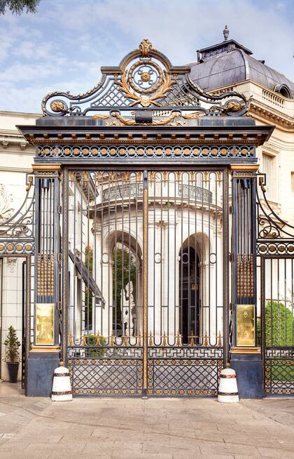 El acceso sobre la calle Pereyra lucena resguarda un pequeño jardín que emula el Petit Trianon de Versalles. El gran portón de hierro forjado y bronce da acceso al Patio de Honor.