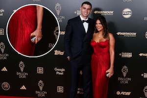 El accesorio que la esposa del Dibu Martínez llevó al Balón de Oro y llamó la atención de todos