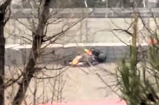 Un Red Bull se pegó contra el muro y preocupó en la lluviosa segunda jornada de ensayos