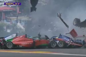 Los impresionantes choques entre seis autos en la curva más famosa de la Fórmula 1