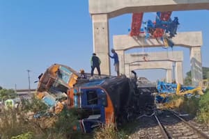 Al menos 22 personas murieron después de que una grúa se derrumbara sobre un tren de pasajeros