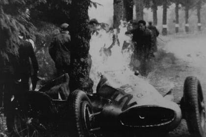 El accidente fatal de Seaman: el Mercedes W154 quebrado en torno a un árbol y en llamas