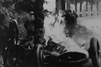 El accidente fatal de Seaman: el Mercedes W154 quebrado en torno a un árbol y en llamas