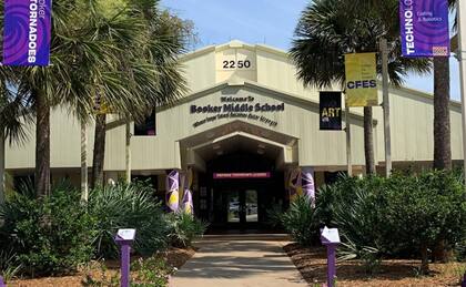 El accidente ocurrió cerca de la entrada de la Booker Middle School, ubicada en la ciudad de Sarasota