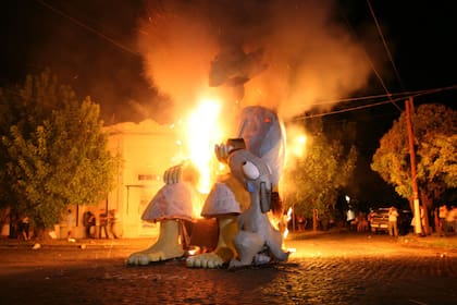 La tradicional quema de muñecos de Año Nuevo