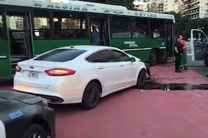 Violento choque entre un colectivo y un auto en 9 de Julio y Santa Fe