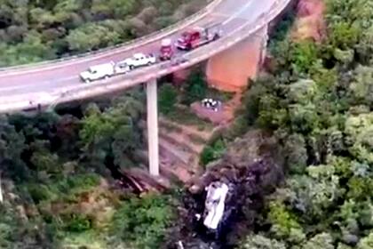 El accidente ocurrió en un inmenso puente suspendido entre dos colinas cerca de Mmamatlakala, en la provincia de Limpopo, a más de 300 kilómetros de Johannesburgo