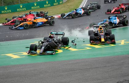 El accidente que modificó las estrategias en el Gran Premio de Hungría: Valtteri Bottas (Mercedes) atropelló a Lando Norris (McLaren), que se llevó por delante a Max Verstappen (Red Bull Racing); en su carrera desenfrenada, el finlandés también colisionó con Sergio Checo Pérez (Red Bull Racing)
