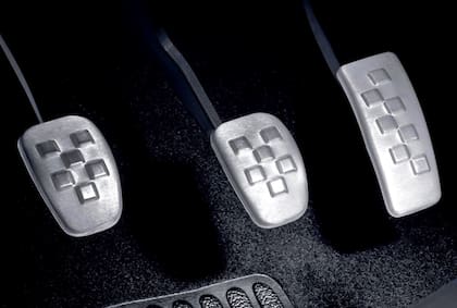 El accionar excesivamente lento como un movimiento brusco perjudican el sistema