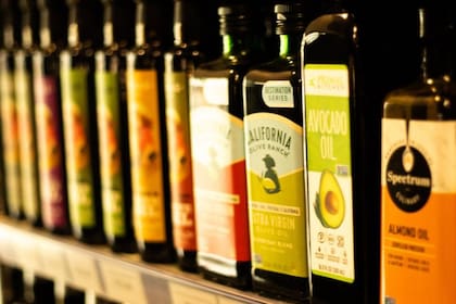 El aceite de aguacate puede considerarse una buena alternativa al de oliva, en parte gracias a su contenido en antioxidantes y fenoles.