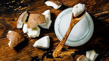 El aceite de coco tiene más grasas saturadas que la mantequilla