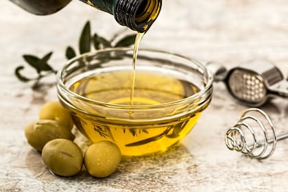 El aceite de oliva es fuente de omegas, vitamina C y polifenoles