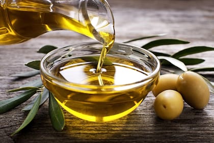 El aceite de oliva puede ayudar a fortalecer las uñas