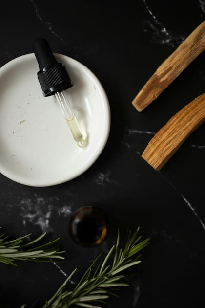 El aceite esencial de romero es una forma de consumir los beneficios de esta hierba aromática