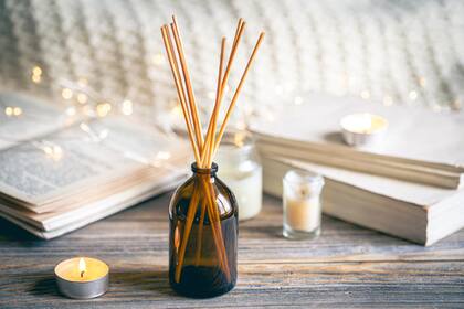 El aceite esencial de sándalo ha sido tradicionalmente empleado en aromaterapia por sus propiedades relajantes.