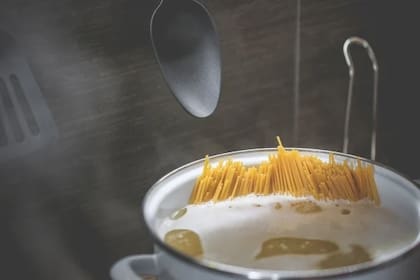 El aceite sí es recomendable cuando se hierve la pasta con antelación