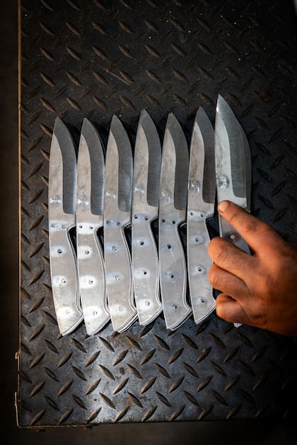 El acero lo importan de España y las terminaciones del cuchillo se hacen a gusto del cliente con distintos materiales