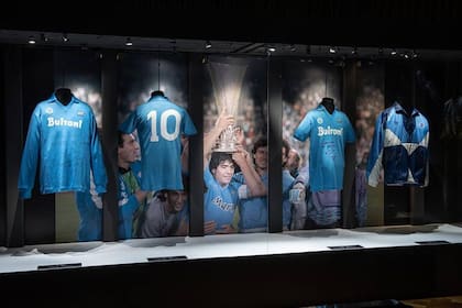 El acervo del Museo de la Moda chileno curado por Jorge Yarur incluye el vestido negro que usó Lady Di en 1981, conocido como el "vestido de la venganza"; también cuenta con una colección de camisetas de Diego Maradona, entre las que se encuentran algunas del Napoli y de la Selección Argentina