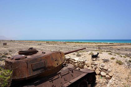 Situadas en las aguas turquesas del mar Arábigo frente a la costa sur de Yemen, las cuatro islas y dos islotes rocosos del archipiélago de 50.000 habitantes han quedado relativamente al margen del conflicto que devasta este país pobre desde hace más de seis años. 
Un tanque de la era soviética se oxida en la costa norte de la isla yemení de Ghubbah, 