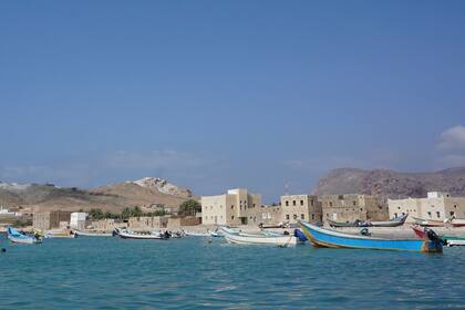 Botes pesqueros en Qalansiyah, al oeste de la isla yemení de Socotra, el segundo asentamiento más grande del archipiélago del Océano Índico, que ha sido nombrado por la ONU como Patrimonio de la Humanidad como una de las islas más ricas y distintas en biodiversidad del mund