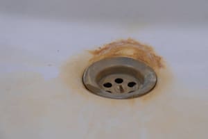 Tirar vinagre blanco en las rejillas: cuál es motivo y cuándo hacerlo