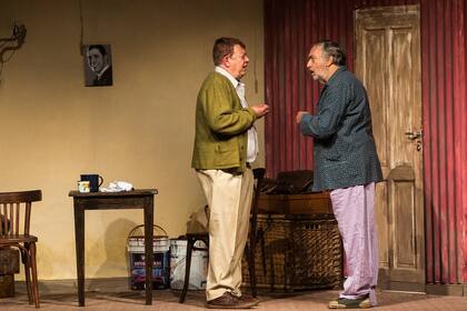 Luis Brandoni y David di Nápoli en una escena de El acompañamiento, en el teatro Bristol de Mar del Plata