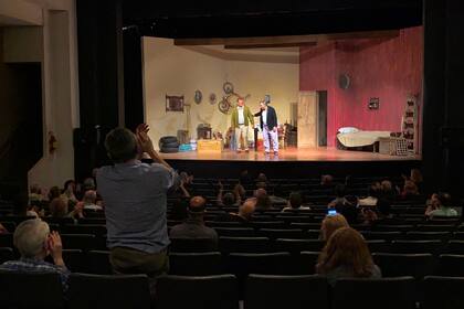 Luis Brandoni y David Di Napoli en el saludo final de esta obra fue una de las dos producciones pioneras en volver a la actividad el 13 de noviembre del año pasado y que, gracias a un hecho extrateatral, este fin de semana tuvo su mejor registro de venta de entradas más allá del frío y cuestiones diversas