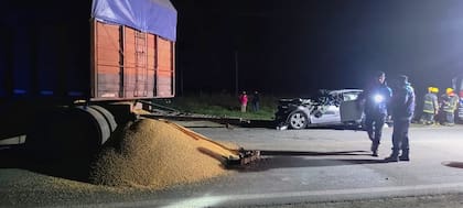 El acoplado de un camión se desprendió en la ruta y no pudieron esquivarlo: murieron un médico marplatense y un niño - Image 2