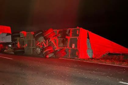 El acoplado del camión quedó volcado en la ruta