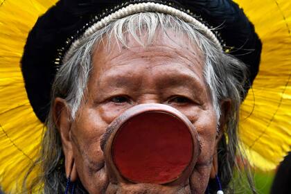 El activista indígena Raoni Mtukitre viajó a Europa para informar sobre las amenazas sufridas por el gobierno de Jair Bolsonaro a las tribus indígenas en el Amazonas.