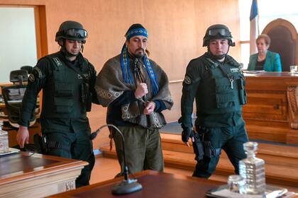 El activista mapuche Facundo Jones Huala es escoltado por la policía militar dentro de una sala del tribunal, en Valdivia, Chile, el miércoles 12 de septiembre de 2018. Jones Huala fue extraditado el jueves 4 de enero de 2024 de Argentina a Chile, donde debe cumplir el resto de una condena de prisión por la quema de un rancho en 2013. (Miguel Angel Bustos, Atón Chile vía AP)