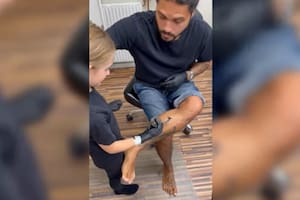 Se dejó tatuar por su hijo de siete años y despertó la polémica en las redes sociales