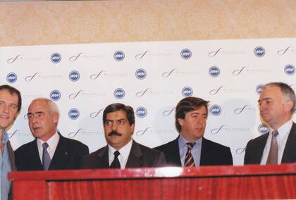 El acto de presentación cuando se constituyó la empresa, en septiembre de 2003, en un hotel de Buenos Aires. De izquierda a derecha: Basteiro, Mayer, Cirielli, Maggio y Bidart (Gentileza: Pablo Potenze)