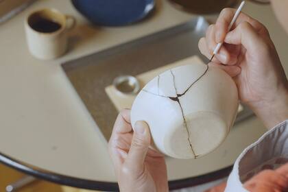 El acto de reparar las ruinas puede tener un efecto transformador en el ser humano, un pensamiento similar a la técnica japonesa Kintsugi