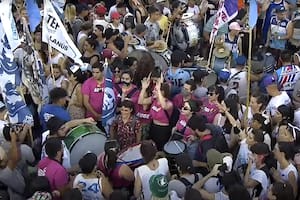 Cumbia, bengalas y ni un centímetro libre: los jóvenes protagonizaron el homenaje a Néstor Kirchner
