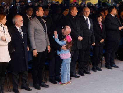 El acto, que contó con un imponente despliegue de seguridad, fue interrumpido en dos ocasiones por niñas que saludaron al gobernador