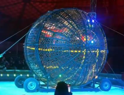 El acto que terminó con la muerte de uno de sus participantes, consistía en que tres motociclistas circulen dentro de una estructura esférica de acero iluminada únicamente por luces LED adheridas a sus trajes