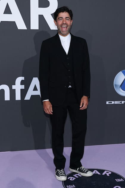 El actor Adrian Grenier, en tanto, optó por un look descontracturado, con un traje de dos piezas negro, camisa blanca y zapatillas de lona