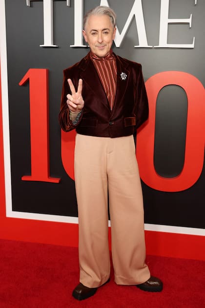 El actor Alan Cumming se desmarcó del resto y llevó un outfit fiel a su estilo. Además, posó con gracia para los flashes